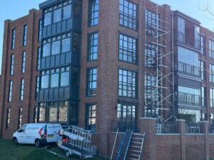 Lekkage in Zoetermeer. Bouwkundig onderzoek op hoogte uitgevoerd bij bedrijfspand met behulp van een steiger